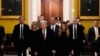 Mokonzi alongi maponami Donald Trump (yambo mpe liboso) na molangani wa ye Melania bazali kotambola elongo na mokambi ya ngambo eleki na bakeli mibeko (ba républicains) John Thune na Sénat, Capitol, 8 sanza ya yambo 2025. (AP Photo/Steve Helber)