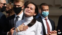 La excandidata presidencial bielorrusa Sviatlana Tsikhanouskaya interactúa con simpatizantes en Varsovia, Polonia, el miércoles 9 de septiembre de 2020.