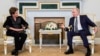 Presiden Rusia Vladimir Putin berbicara dengan Dilma Rousseff, mantan Presiden Brazil dan Presiden Bank Pembangunan Baru BRICS di sela-sela KTT Afrika Rusia di kota St. Petersburg, Rabu, 26 Juli 2023.
